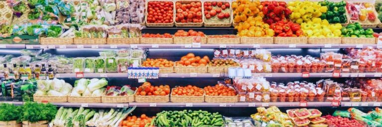 Expositor de la sección de frutas y verduras de un supermercado.