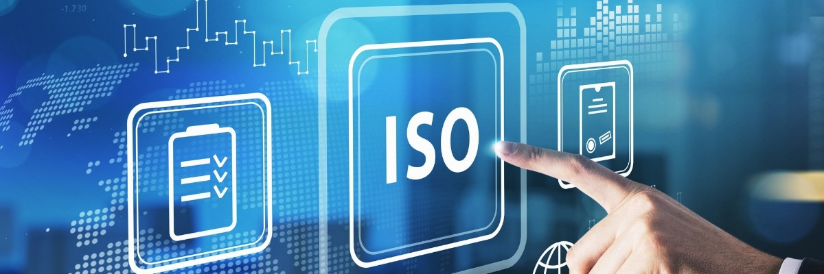 Imagen de una pantalla con el un logo de normativa ISO